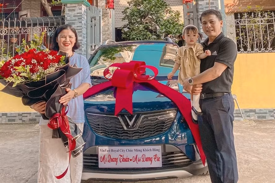 Một năm sau đó, nam cầu thủ mua xế hộp tặng ba mẹ nhân dịp lễ Vu Lan với giá trị ước tính khoảng nửa tỷ đồng. Ảnh: Facebook