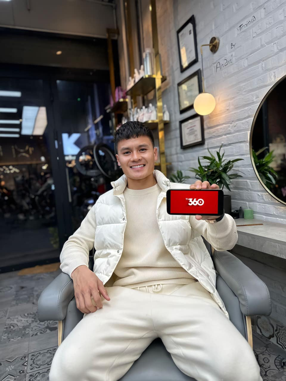 Ngoài lương, thưởng khá cao, thu nhập của Quang Hải còn đến từ việc làm đại diện, đại sứ thương hiệu cho nhiều nhãn hàng. Ảnh: FBNV