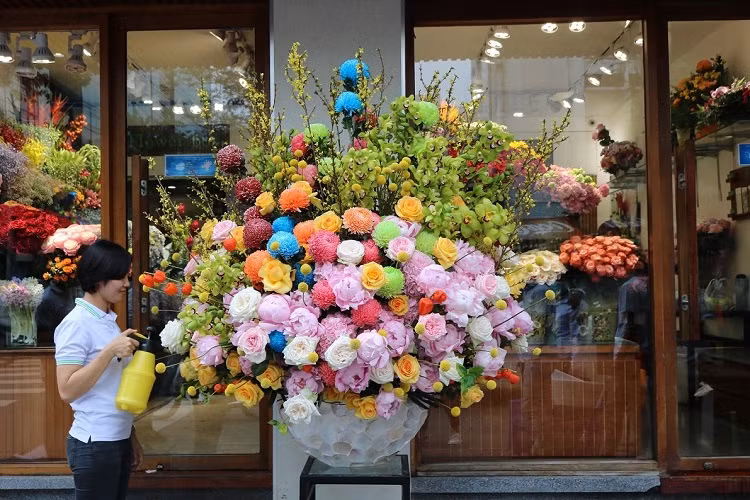 Năm 2021, một người khách ở Mỹ đặt mua bình hoa 65 triệu đồng tặng vợ tại Việt Nam nhân dịp 8/3. Ảnh: Flower box.