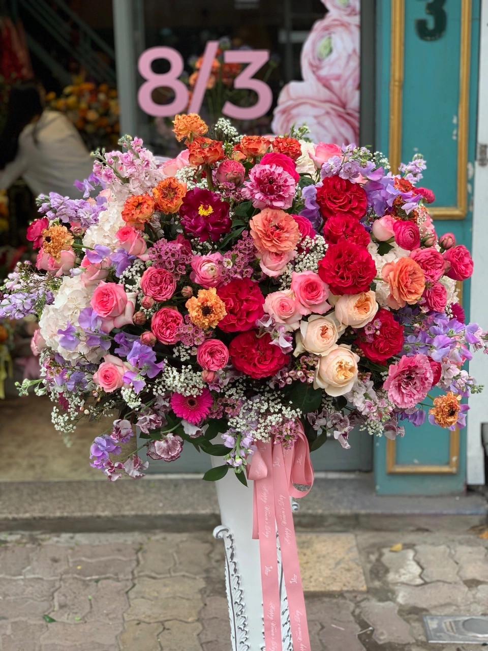 Một bình hoa khủng 22 triệu đồng tặng sếp nữ nhân dịp 8/3 tại Hà Nội. Ảnh: Dân trí