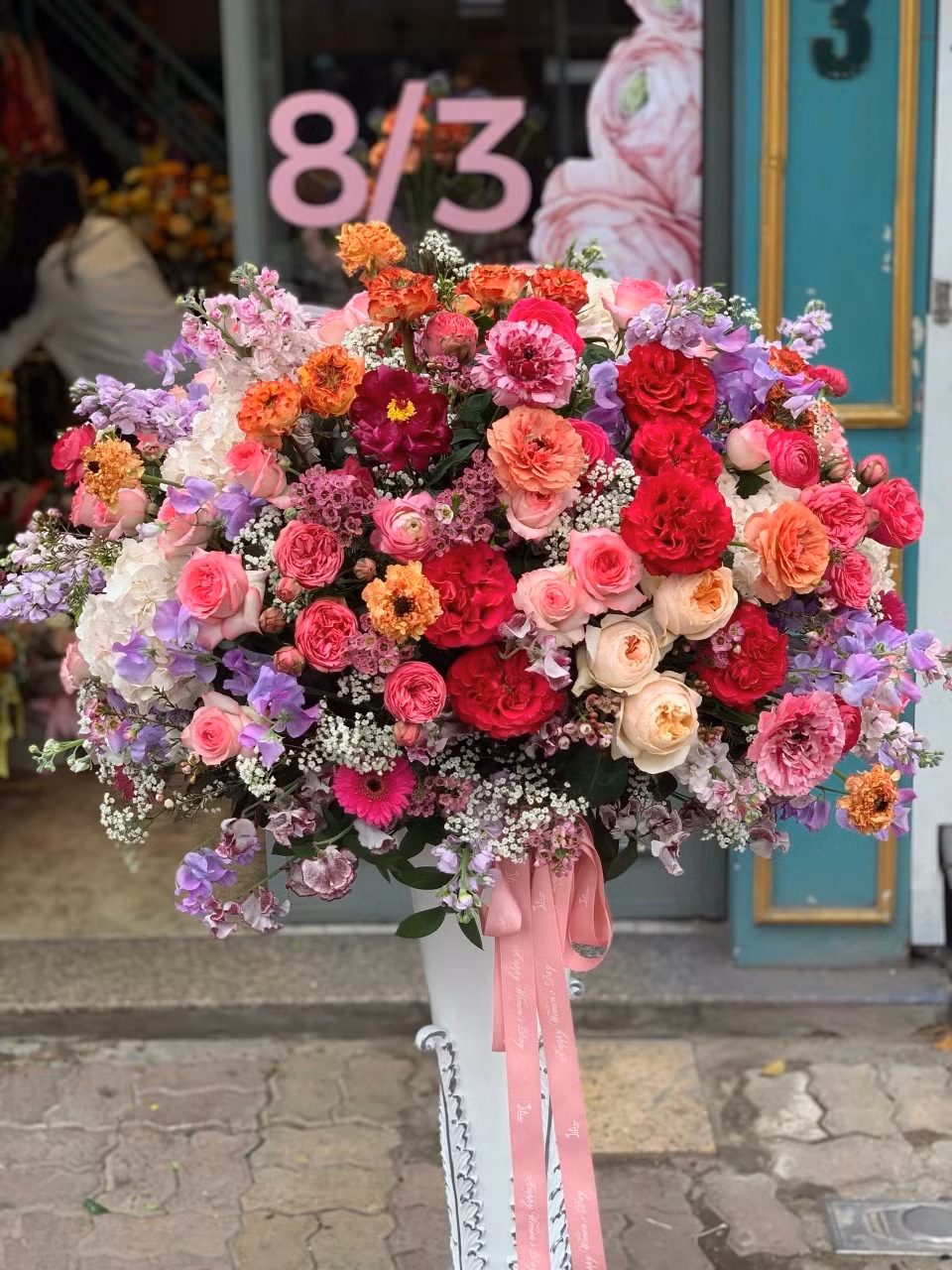 Một bình hoa khủng 22 triệu đồng tặng sếp nữ nhân dịp 8/3 tại Hà Nội. Ảnh: Dân trí