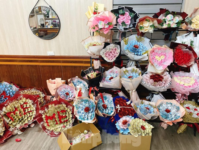 Các đây vài năm, trên thị trường từng xuất hiện nhiều bó hoa vài chục triệu đồng, thậm chí cả trăm triệu đồng gây xôn xao dư luận. Ảnh: Tiền phong