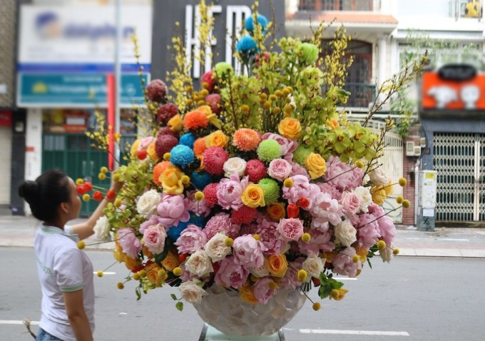 Bình hoa đươc kết từ nhiều loại hoa đặc biệt như: Địa lan, cẩm tú cầu nhập, mai Mỹ, cúc mẫu đơn nhiều màu...Ảnh: Flower box.