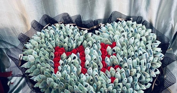 Bó hoa được kết bằng 200 tờ tiền mệnh giá 500 ngàn đồng. Ảnh: Tiền phong