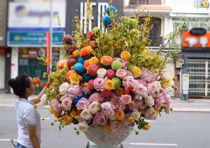 Bình hoa đươc kết từ nhiều loại hoa đặc biệt như: Địa lan, cẩm tú cầu nhập, mai Mỹ, cúc mẫu đơn nhiều màu...Ảnh: Flower box.