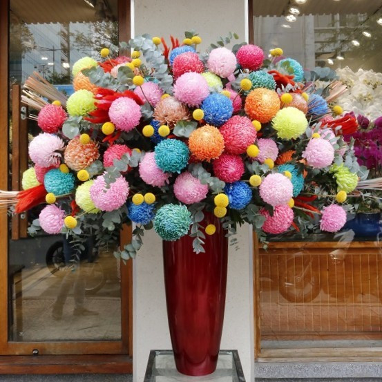 Cũng dịp 8/3/2021, một khách hàng doanh nghiệp đặt bình cúc mẫu đơn màu giá 20 triệu đồng để tặng đối tác. Ảnh: Flower box.