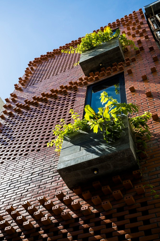 Để khắc phục nắng nóng ở hướng Tây, kiến trúc sư thiết kế bức tường gạch nung không trát vữa, cùng với đó là sắp xếp viên gạch tạo nên các ô thoáng thông gió.