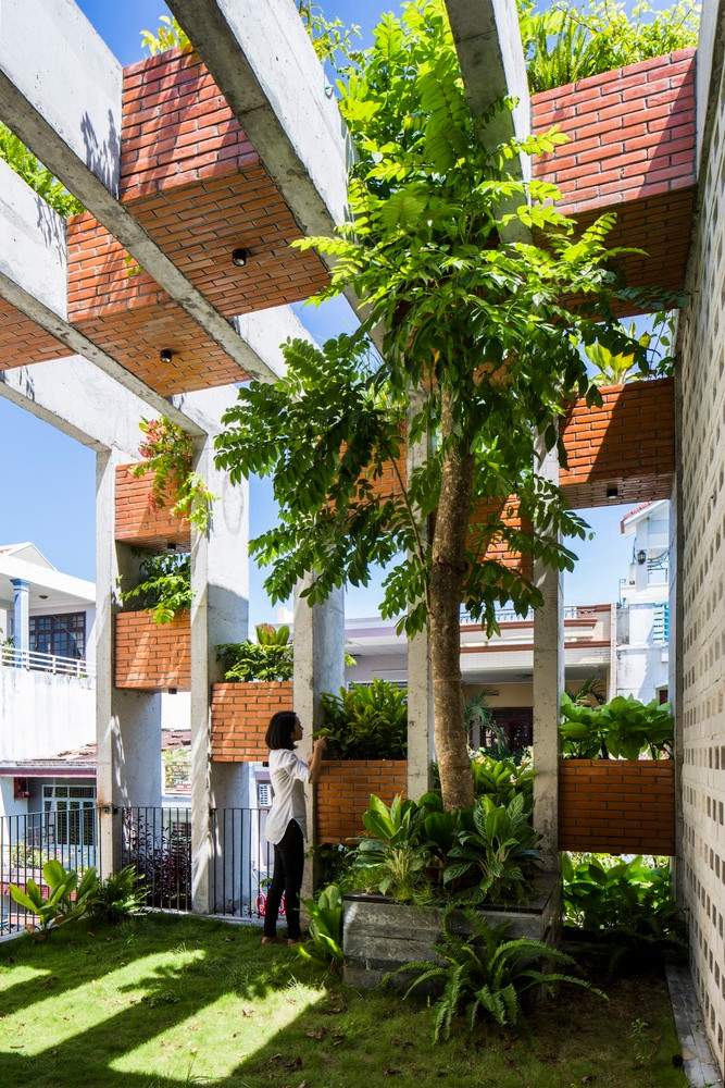 Những tấm bê tông gắn kết các bồn cây vừa tiết kiệm chi phí vật liệu, vừa tạo không gian thoáng mát cho mặt tiền.