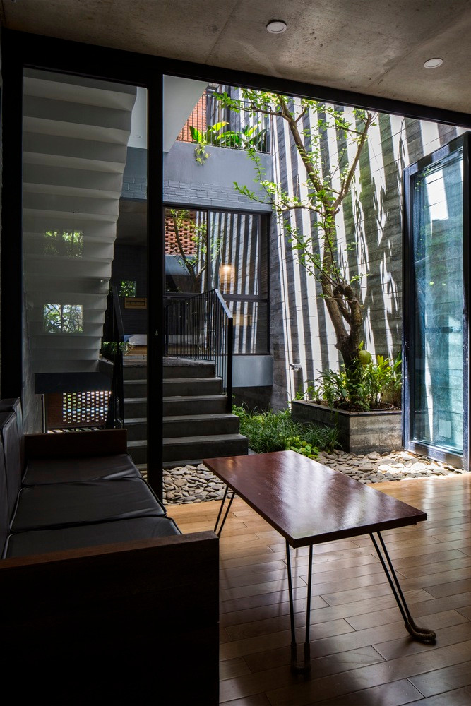 Cửa kính mở rộng tầm nhìn của không gian xanh. Sự chuyển đổi cấp độ chia tách khéo léo liên kết các phòng, hấp dẫn hơn những bức tường kiên cố khép kín bởi tạo ra những cảnh đẹp về mặt thị giác.