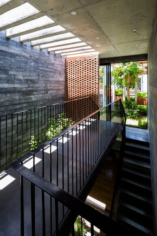 Cửa sổ trần, không gian mở và lỗ thông hơi trên tường giúp lấy ánh sáng và gió tự nhiên tối đa.