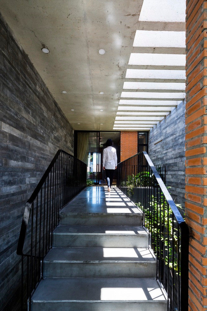 Khoảng giếng trời rộng rãi có chiều dài tương đương cầu thang nối các phòng với nhau.