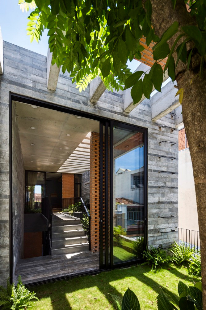 Không gian xanh mở ở khu vực trung tâm cung cấp luồng không khí, tiếp cận các phần khác nhau của ngôi nhà thông qua cầu thang. Nhờ đó, gia đình luôn có được môi trường trong lành ở mỗi phòng.