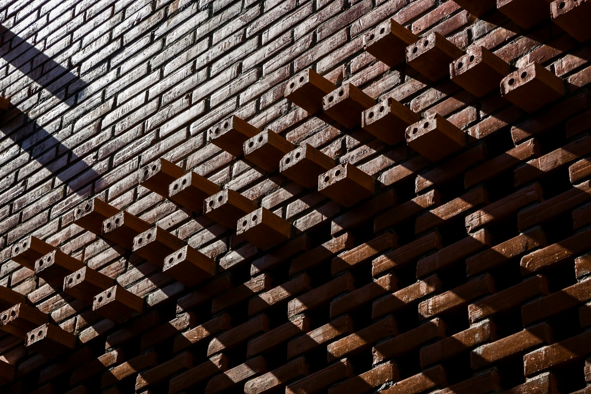 Những viên gạch nung đỏ được tính toán kỹ lưỡng để giảm bức xạ ánh sáng.