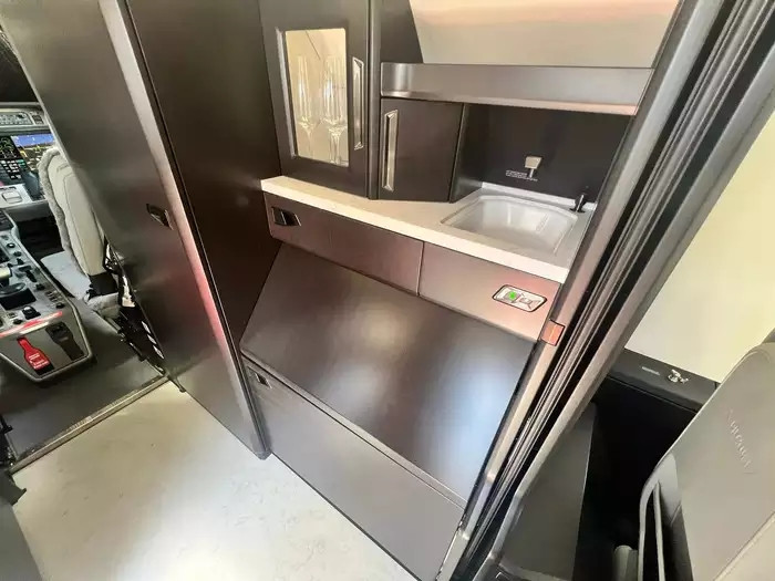 Bên trong máy bay có khu bếp nhỏ gọn.