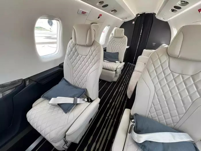 Ghế có thể xoay 180 độ và ngả ra thành giường nằm.