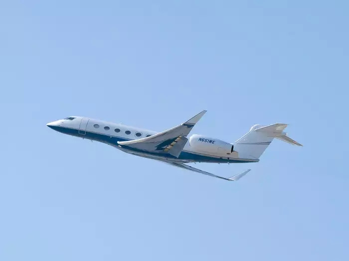 Trong đó bao gồm 2 chiếc Gulfstream G650ER và một chiếc máy bay phản lực nhỏ hơn do một công ty Thụy Sĩ sản xuất: PC-24 của Pilatus.