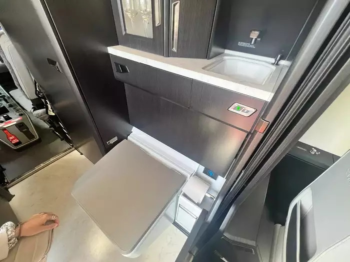 Dưới bồn rửa có thể kéo tay cầm để lộ bồn cầu: cách bố trí độc đáo giúp tiết kiệm không gian.