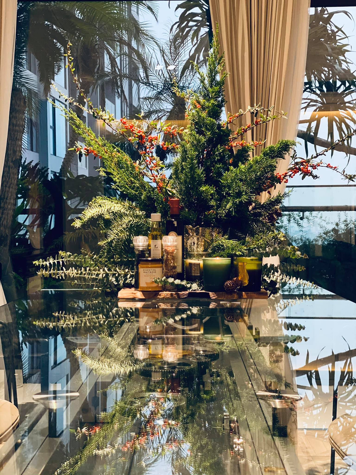 Bàn ăn mang phong cách cổ điển, sang trọng. Ảnh: FB Tung Duong