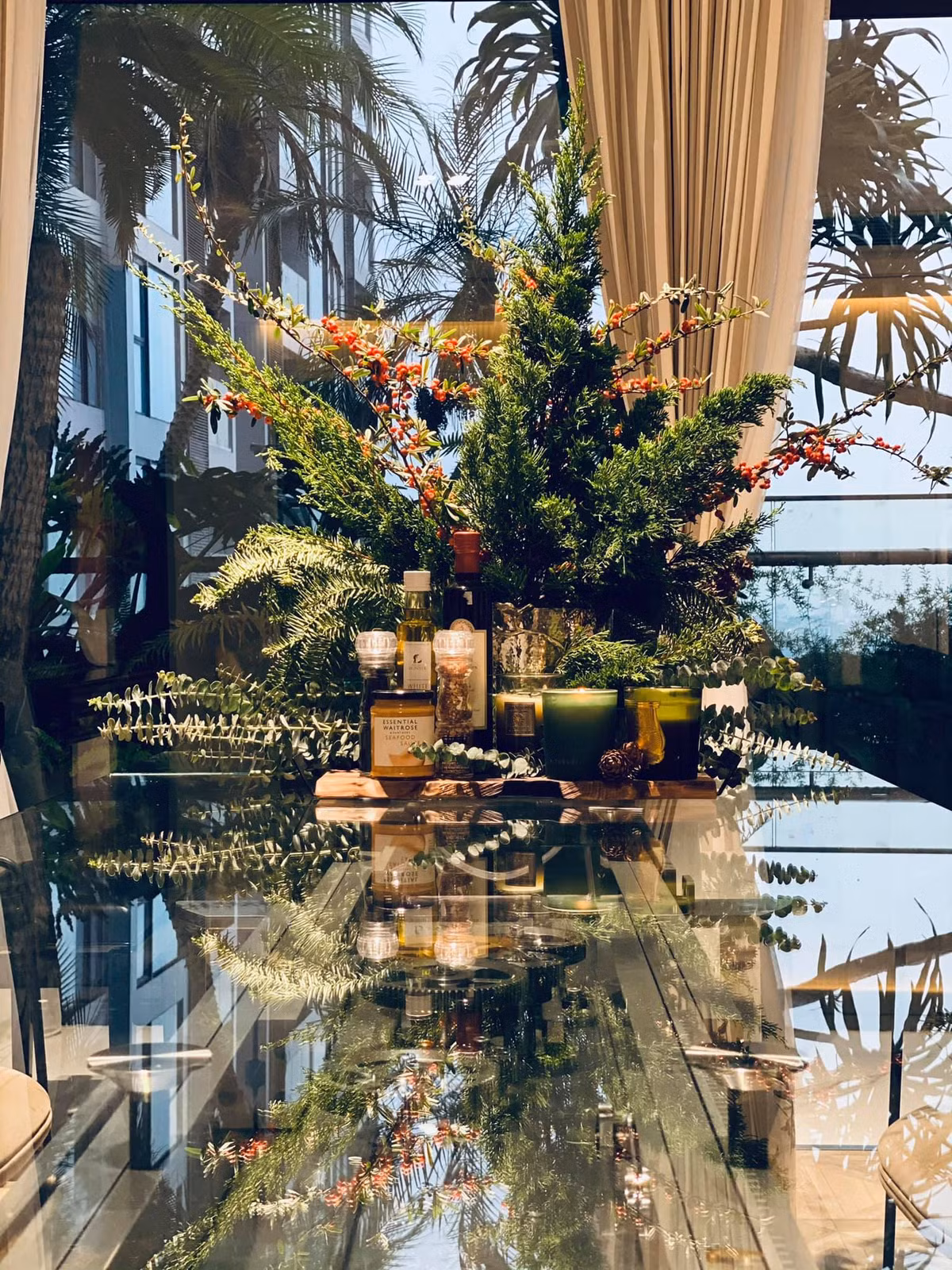 Bàn ăn mang phong cách cổ điển, sang trọng. Ảnh: FB Tung Duong