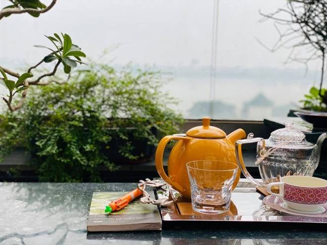 Màu sắc chủ yếu trong nhà là màu trắng, xanh, vàng tạo cảm giác nhẹ nhàng nhưng vẫn sang trọng. Ảnh: FB Tung Duong