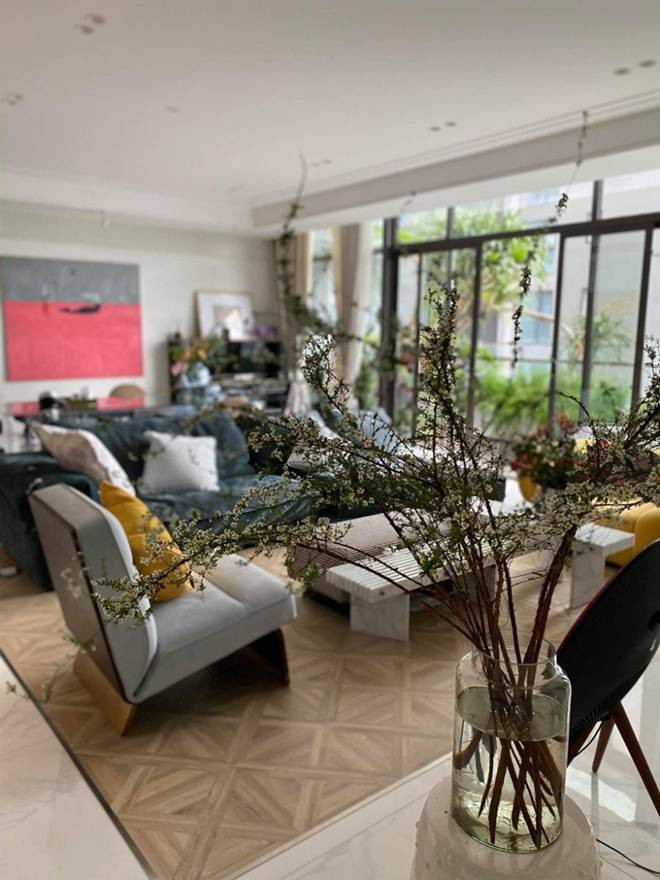 Phòng khách rộng rãi, nổi bật với bộ sofa màu trung tính. Ảnh: FB Tung Duong