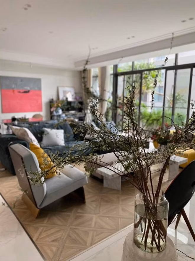 Phòng khách rộng rãi, nổi bật với bộ sofa màu trung tính. Ảnh: FB Tung Duong