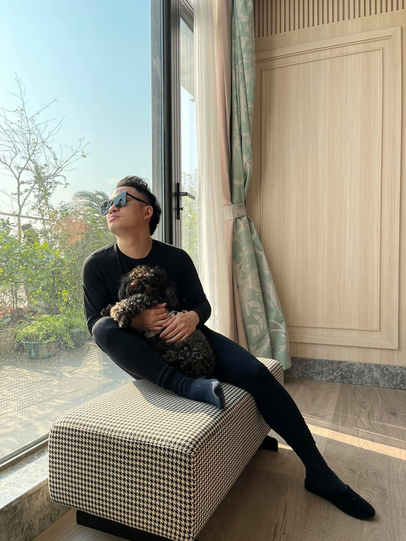 Tùng Dương hiện sống cùng vợ và con trai trai trong căn chung cư cao cấp tại Hà Nội. Từ trong nhà có thể ngắm nhìn cảnh sắc bên ngoài qua cửa sổ lớn. Ảnh: FB Tung Dương