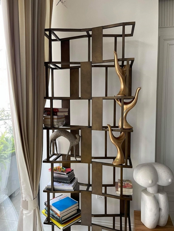 Trong nhà đặt nhiều kệ, tủ gỗ, để trưng bày đồ. Ảnh: FB Tung Duong