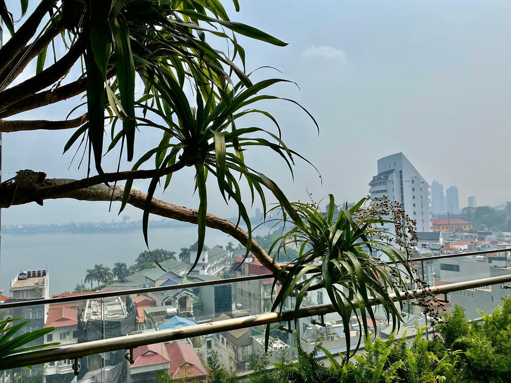 Từ đây có thể phóng tầm mắt ngắm nhìn thành phố Hà Nội. Ảnh: FB Tung Duong