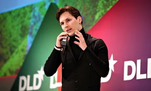Trước khi rời Nga, Pavel Durov phát triển một ứng dụng nhắn tin bảo mật mang tên Telegram và trình làng vào năm 2013 nhưng không có bất kỳ thông báo chính thức nào để đảm bảo tính bảo mật. Ảnh: The Guardian