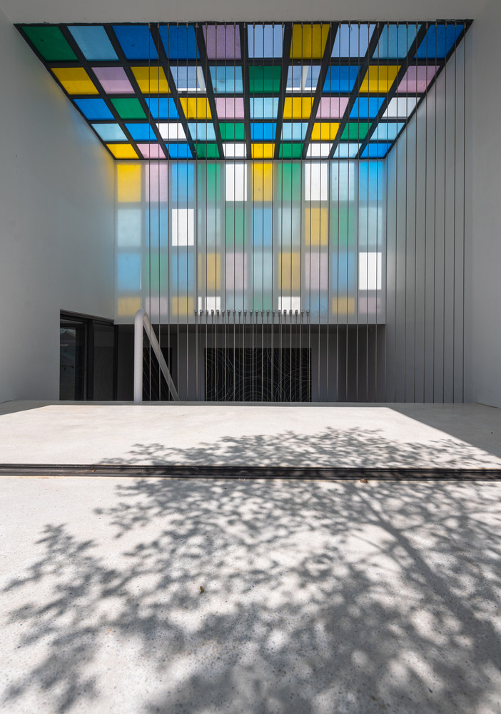 Mái giếng trời được chia thành những ô nhỏ đầy màu sắc vui mắt.