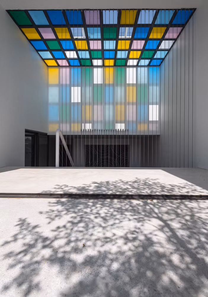 Mái giếng trời được chia thành những ô nhỏ đầy màu sắc vui mắt.