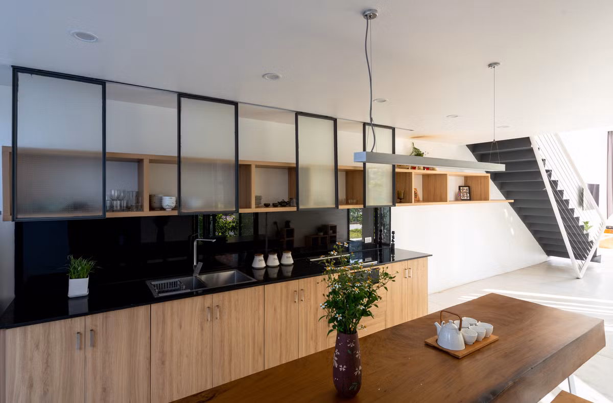 Khu bếp hiện đại lấy gió từ các khoảng mở.