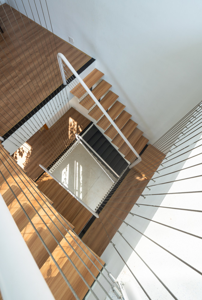 Các không gian bố trí lệch nhau, so le tạo sự chênh lệch áp suất giúp quá trình thông gió diễn ra dễ dàng, không khí được làm mới thường xuyên. Nguồn ảnh: Triệu Chiến