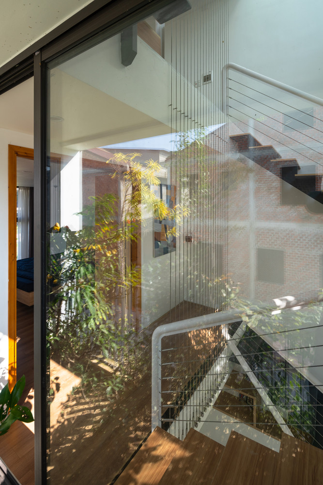 Cây xanh kết hợp các khoảng mở là các khối rỗng giúp lấy sáng, lấy gió.