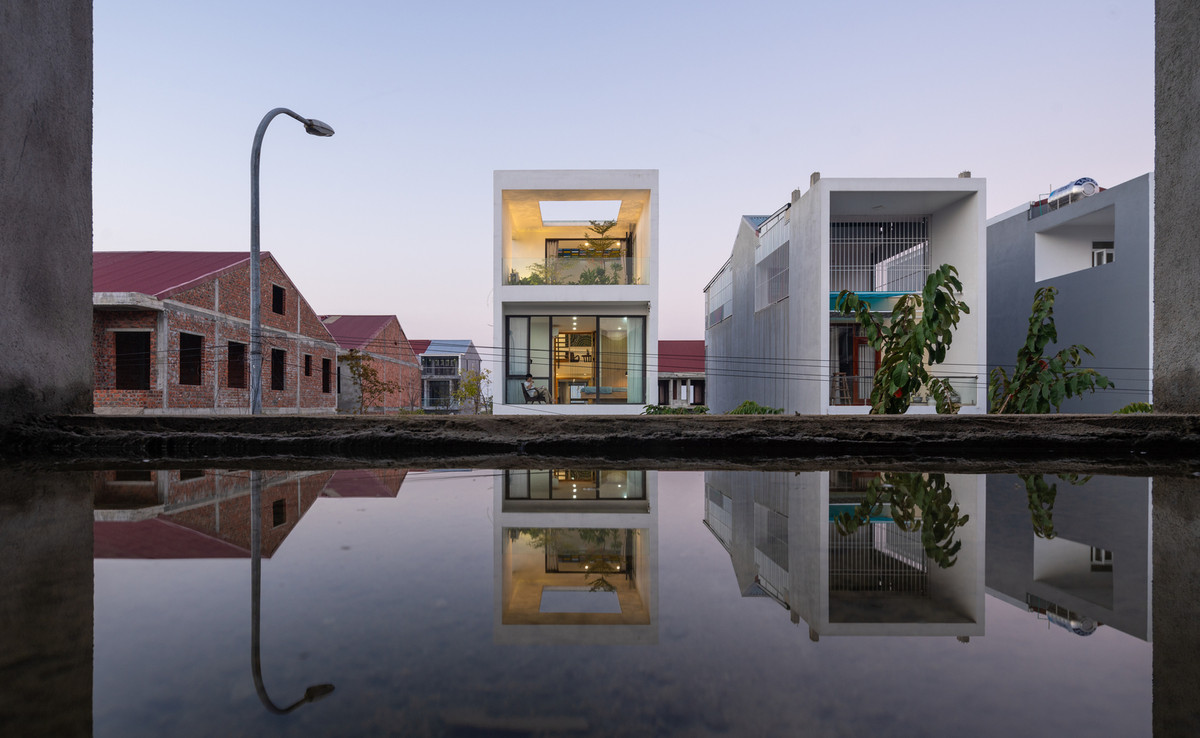 Phần mặt tiền được bố trí hoàn toàn bằng vách kính cường lực. Nhờ vậy ánh sáng dễ dàng làm bừng lên sức sống cho không gian bên trong.