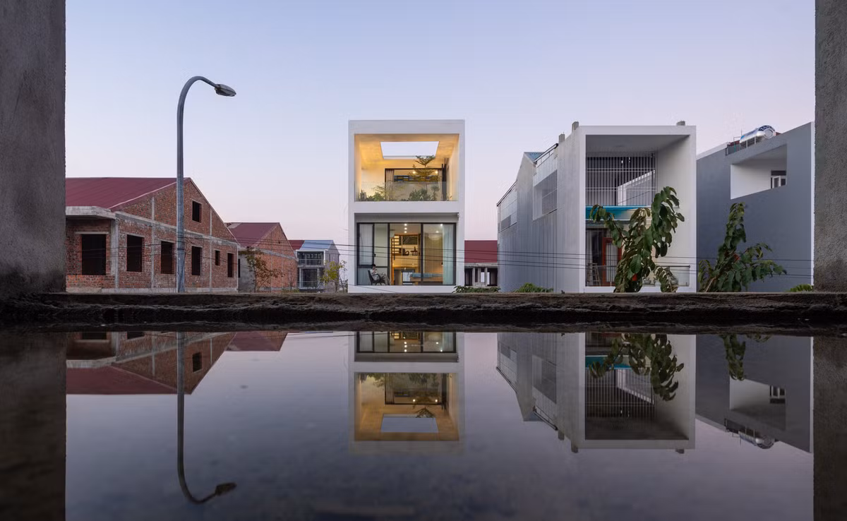 Phần mặt tiền được bố trí hoàn toàn bằng vách kính cường lực. Nhờ vậy ánh sáng dễ dàng làm bừng lên sức sống cho không gian bên trong.