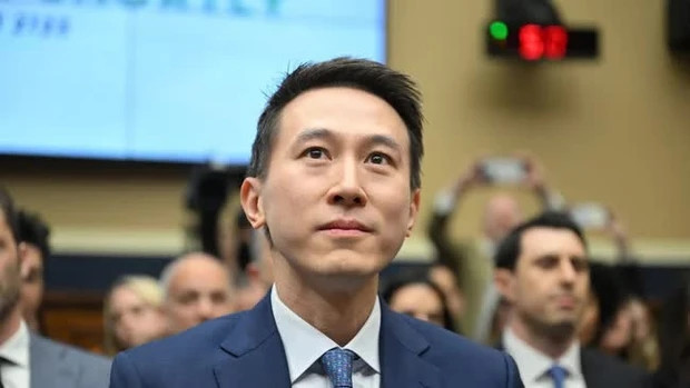 Shou Chew sinh năm 1983 tại Singapore trong một gia đình có cha là công nhân xây dựng, mẹ làm thủ thư. Shou Chew tốt nghiệp chuyên ngành kinh tế tại Đại học College London (UCL) và bằng MBA của trường kinh doanh Harvard. Đây cũng là ngôi trường nơi Shou Chew và vợ, bà Vivian Kao gặp nhau năm 2008. Ảnh: Reporter