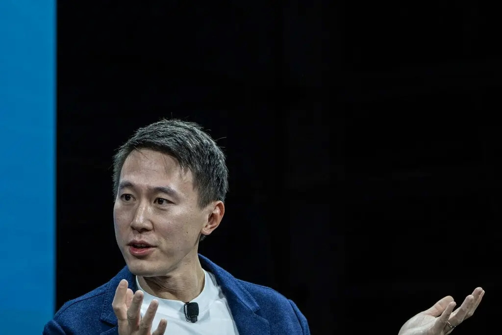 Chew từng giữ vị trí giám đốc tài chính Xiaomi trước khi tới ByteDance vào tháng 3/2021. 2 tháng sau, khi tỷ phú Zhang Yiming từ chức chủ tịch, Chew được bổ nhiệm làm CEO của TikTok.