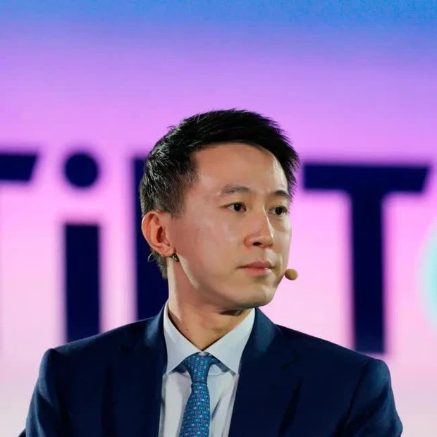 Đặc biệt, Shou Chew có thể sử dụng tiếng Anh và tiếng Trung phổ thông. Chew từng có thời gian phục vụ trong lực lượng vũ trang của Singapore trước khi sang Anh và Mỹ du học. Ảnh: Reporter