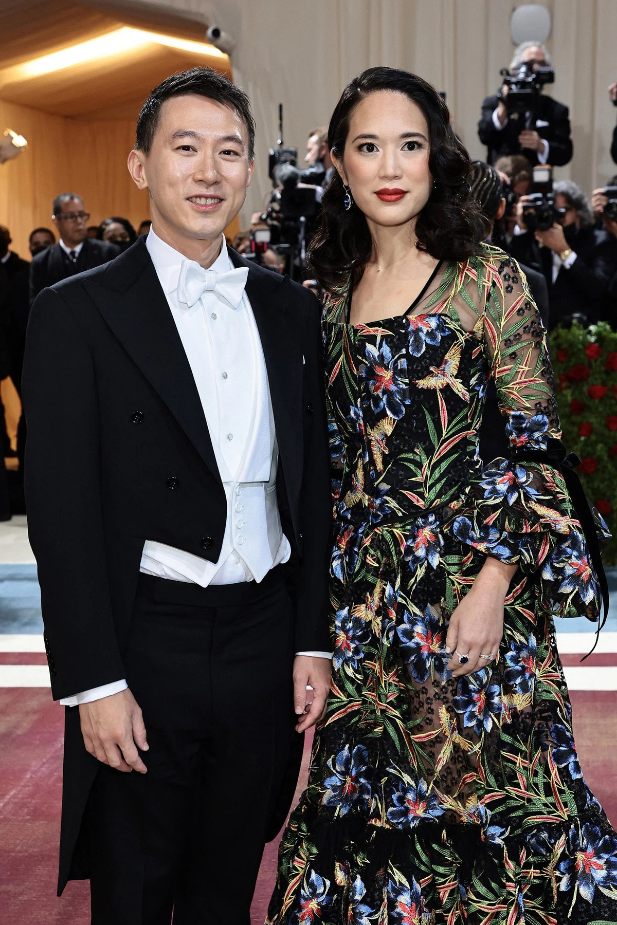 Theo Straits Times, bạn bè của Shou Chew và Vivian Kao thường mô tả về cặp đôi hiểu nhau tới mức "có thể đọc được suy nghĩ của đối phương, biết nửa kia sắp nói điều gì". Ảnh: Straits Times