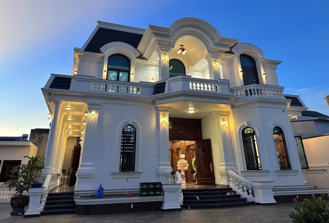 Biệt thự Văn Toàn xây tặng ba mẹ ở quê mang kiến trúc tân cổ điển, diện tích 270 m2 mỗi sàn.