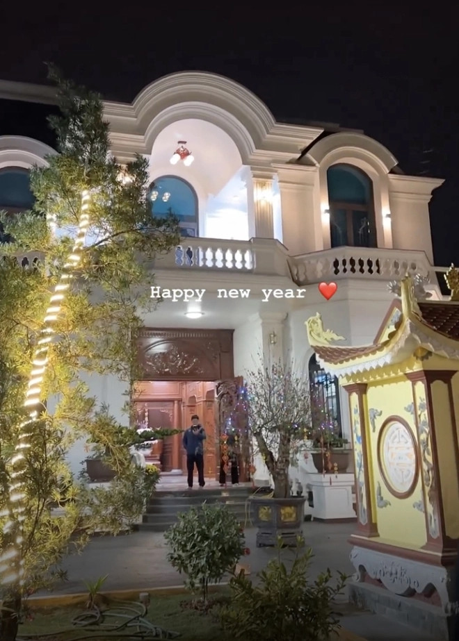Biệt thự bề thế của Văn Toàn lung linh hơn trong dịp Tết. Nguồn ảnh: FBNV