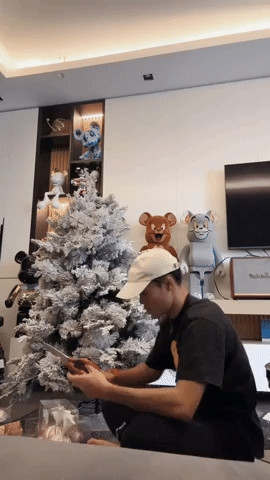 Dịp Giáng sinh năm ngoái, Văn Toàn tự tay trang trí cho cây thông để đón Noel.