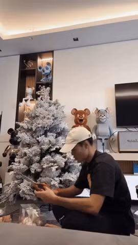 Dịp Giáng sinh năm ngoái, Văn Toàn tự tay trang trí cho cây thông để đón Noel.