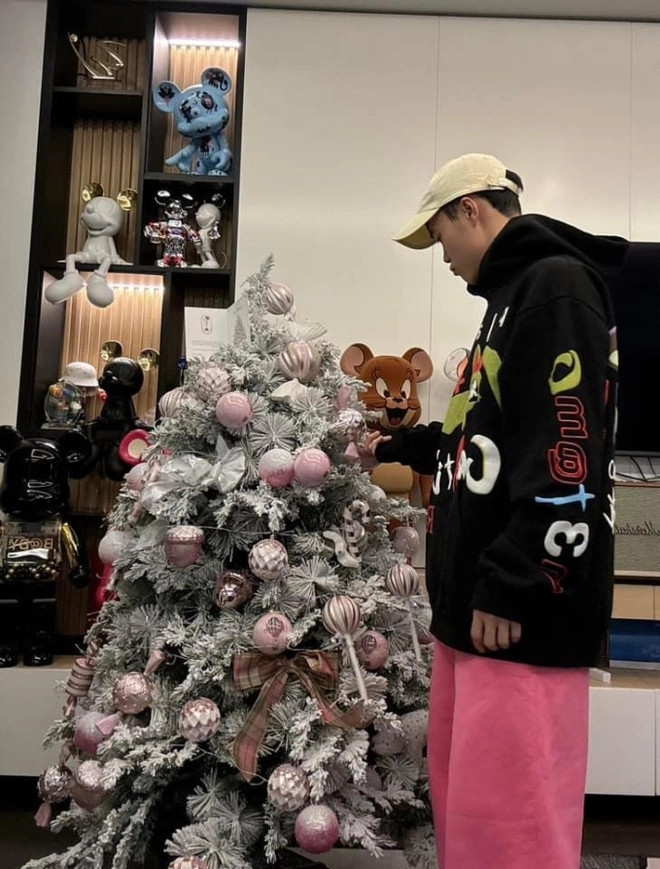 Nhiều khán giả khen cầu thủ Văn Toàn khéo léo và tỉ mỉ. Những công việc tưởng chừng như chỉ dành cho con gái nhưng Văn Toàn làm vẫn rất nhẹ nhàng.