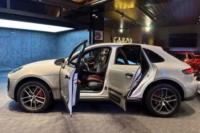 Năm 2023, hậu vệ Văn Thanh tậu "xế hộp" Porsche Macan, dòng SUV cỡ nhỏ bán chạy nhất của thương hiệu xe sang đến từ Đức.