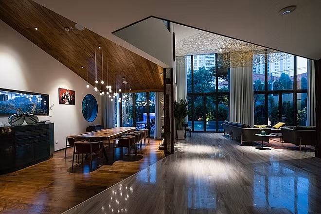 Phòng khách và phòng ăn sử dụng hai loại vật liệu lát sàn trần có màu sắc đối lập, như tính cách hai vợ chồng.