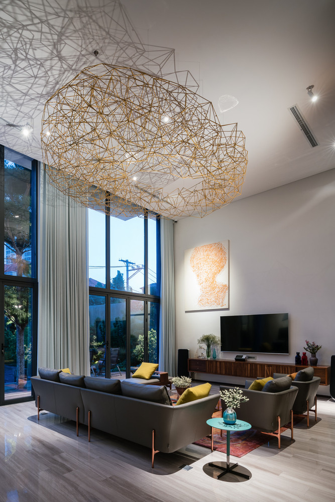 Các đồ decor trong ngôi nhà được sử dụng một cách ngẫu hứng.