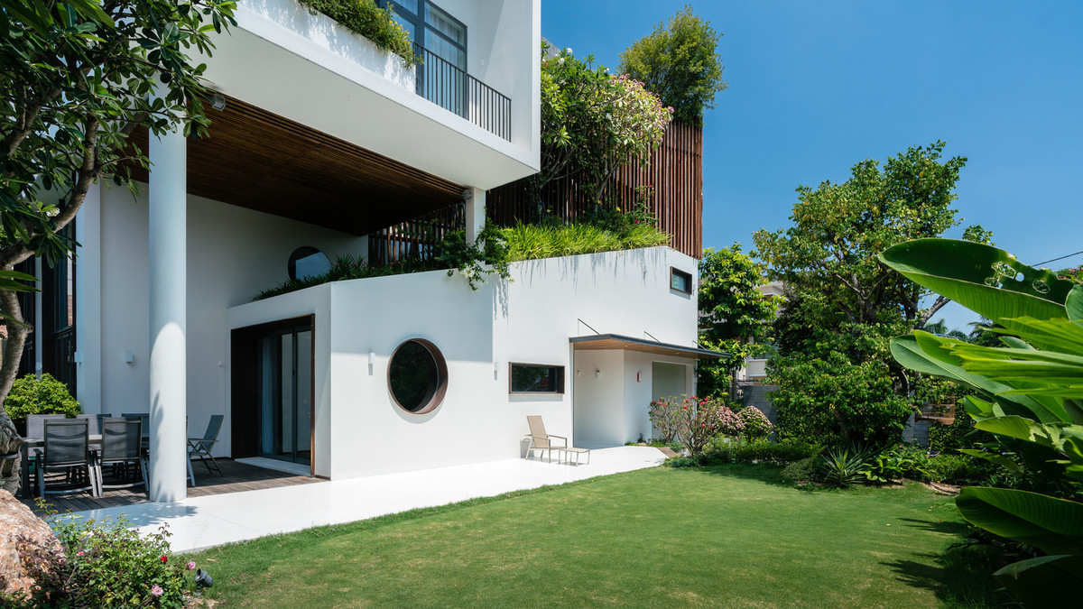 Bên ngoài mặt tiền là những đường cắt xéo, kết hợp với hệ lam gỗ để tạo nên điểm nhấn và tăng đối lưu không khí cho không gian bên trong.